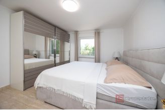 016 2047 96 Makarska House with pool and four bedrooms for sale