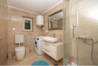 016 2047 96 Makarska House with pool and four bedrooms for sale