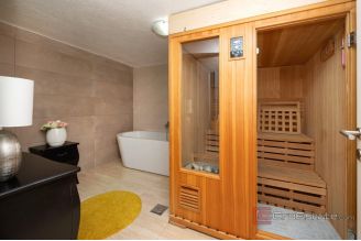 016 2047 96 Makarska House with pool and four bedrooms for sale