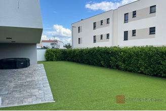 006 5434 30 Vodice Spacious two bedroom apartment for sale