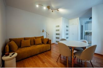 014 2035 276 Split Modern two bedroom apartment in a great location for rent