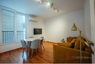 014 2035 276 Split Modern two bedroom apartment in a great location for rent