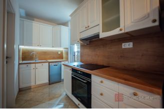 014 2035 276 Split Modern two bedroom apartment in a great location for rent