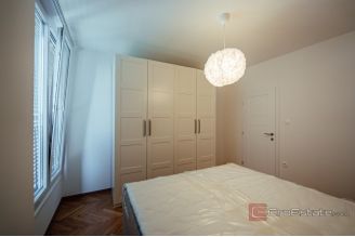 014 2035 276 Split Modern two bedroom apartment in a great location for rent