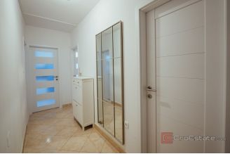014 2035 276 Split Modern two bedroom apartment in a great location for rent