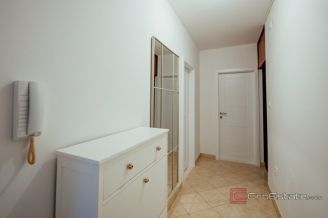 014 2035 276 Split Modern two bedroom apartment in a great location for rent