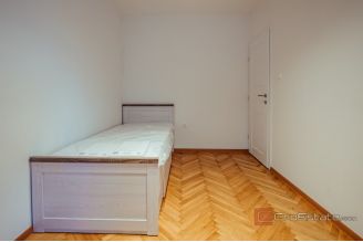 014 2035 276 Split Modern two bedroom apartment in a great location for rent