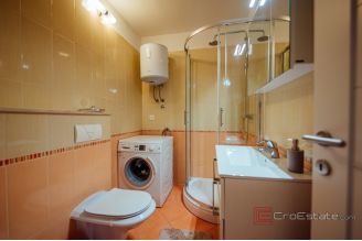 014 2035 276 Split Modern two bedroom apartment in a great location for rent