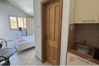 009 2035 281 Trogir Studio apartment with a sea view for rent