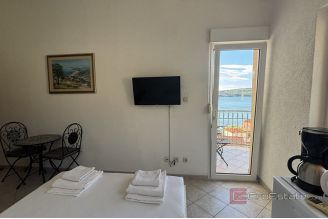 009 2035 281 Trogir Studio apartment with a sea view for rent
