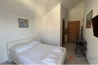 009 2035 281 Trogir Studio apartment with a sea view for rent