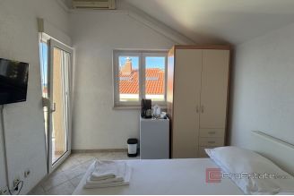 009 2035 281 Trogir Studio apartment with a sea view for rent