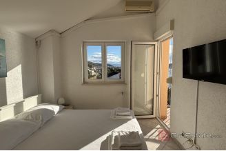 008 2035 282 Trogir Studio apartment with an open sea view for rent
