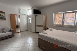 008 2035 28 Trogir Spacious studio apartment with sea view for rent