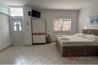 008 2035 28 Trogir Spacious studio apartment with sea view for rent