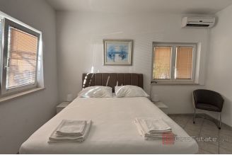 008 2035 28 Trogir Spacious studio apartment with sea view for rent