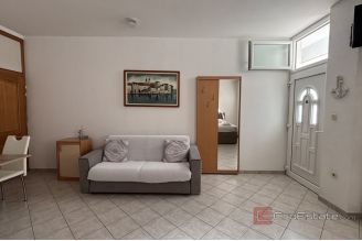 008 2035 28 Trogir Spacious studio apartment with sea view for rent