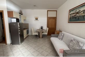 008 2035 28 Trogir Spacious studio apartment with sea view for rent