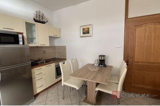 008 2035 28 Trogir Spacious studio apartment with sea view for rent