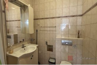008 2035 28 Trogir Spacious studio apartment with sea view for rent