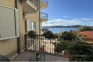 012 2035 285 Trogir studio apartment with terrace for rent