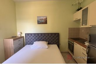 012 2035 285 Trogir studio apartment with terrace for rent