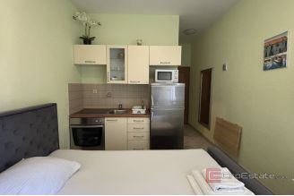 012 2035 285 Trogir studio apartment with terrace for rent