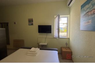 012 2035 285 Trogir studio apartment with terrace for rent