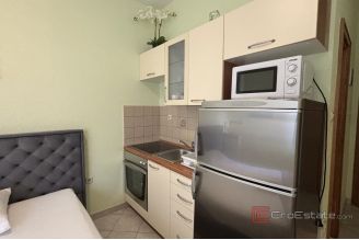 012 2035 285 Trogir studio apartment with terrace for rent