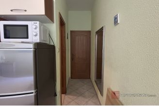 012 2035 285 Trogir studio apartment with terrace for rent