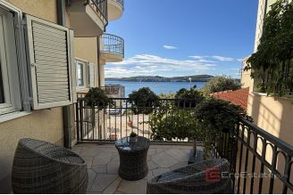 012 2035 285 Trogir studio apartment with terrace for rent