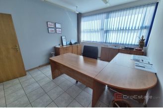 006 2016 678 split spacious and tidy office space for rent
