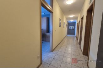 006 2016 678 split spacious and tidy office space for rent