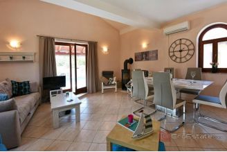 010 1014 41 Porec House with pool and garden for sale