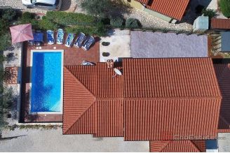 010 1014 41 Porec House with pool and garden for sale