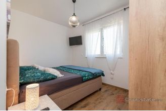 018 2035 290 Trogir Modern apartment with pool for rent