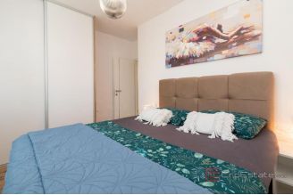 018 2035 290 Trogir Modern apartment with pool for rent