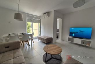 009 2016 675 Split Merojak Attractively positioned renovated apartment with sea view for rent