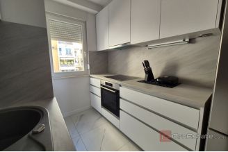 009 2016 675 Split Merojak Attractively positioned renovated apartment with sea view for rent