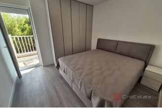 009 2016 675 Split Merojak Attractively positioned renovated apartment with sea view for rent