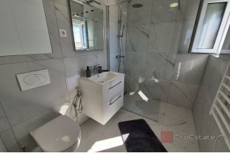 009 2016 675 Split Merojak Attractively positioned renovated apartment with sea view for rent