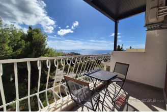 009 2016 675 Split Merojak Attractively positioned renovated apartment with sea view for rent
