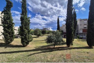 009 2016 675 Split Merojak Attractively positioned renovated apartment with sea view for rent