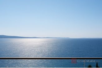 010 2052 93k Omis Two bedroom apartment by the sea for sale