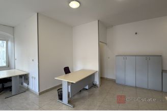 010 2046 111 Split Business space in the very centre of the city for rent