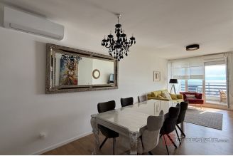 012 2046 112 Split Elegant apartment with sea view for rent