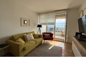 012 2046 112 Split Elegant apartment with sea view for rent