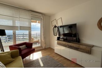 012 2046 112 Split Elegant apartment with sea view for rent