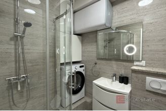 012 2046 112 Split Elegant apartment with sea view for rent