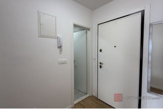 012 2046 112 Split Elegant apartment with sea view for rent